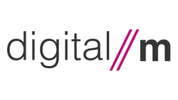 Kunde digital//m in der Zukunftsmacherei Rosenheim.